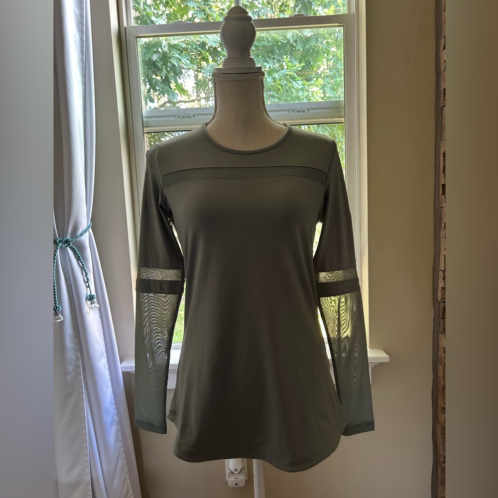 Levelwear Kendall Women’s Long Sleeve Golf Top with Sheer Arm Details Sz.S NWT🩶